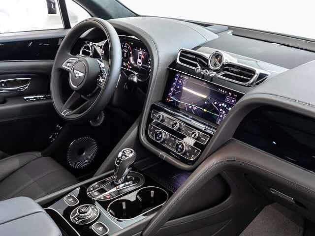 1:Bentley Bentayga V8, SUV, Glacier White, Bach Premium Cars GmbH | Bentley Mannheim